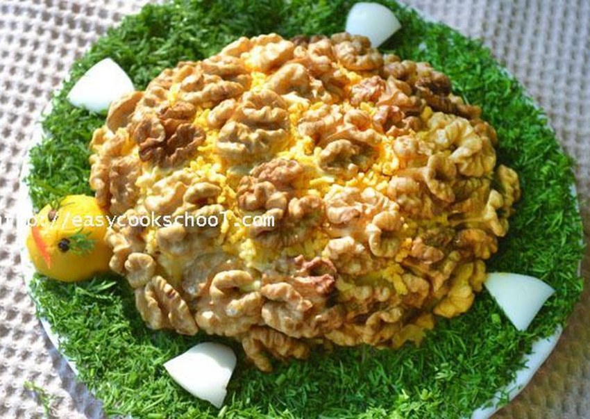 Салат черепаха с курицей с грецкими орехами и ананасом