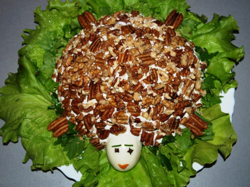 Салат с ананасом и курицей и грецкими орехами