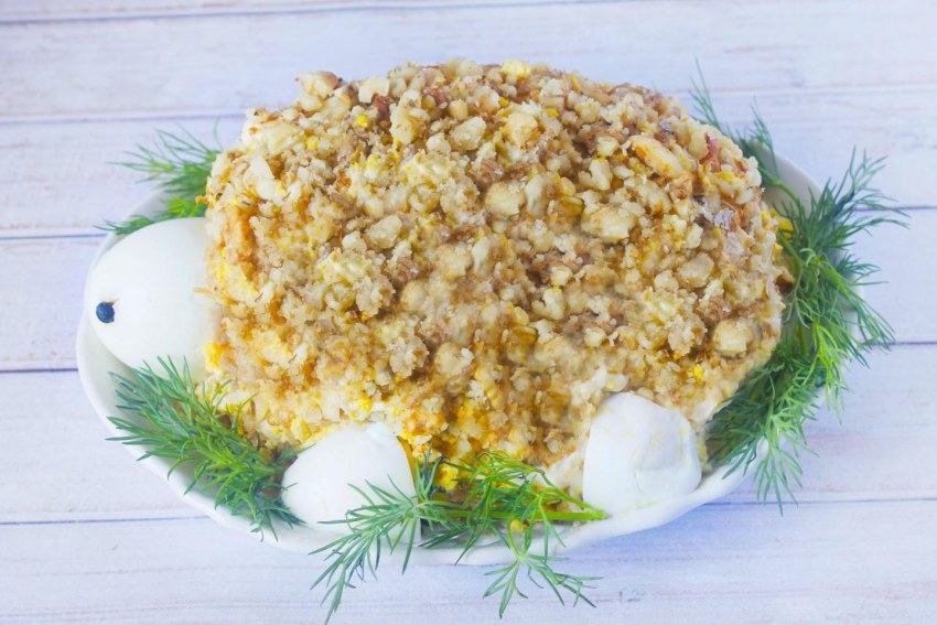 Салат черепаха с курицей с грецкими орехами