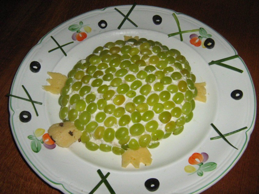 Салат черепаха с курицей с грецкими орехами