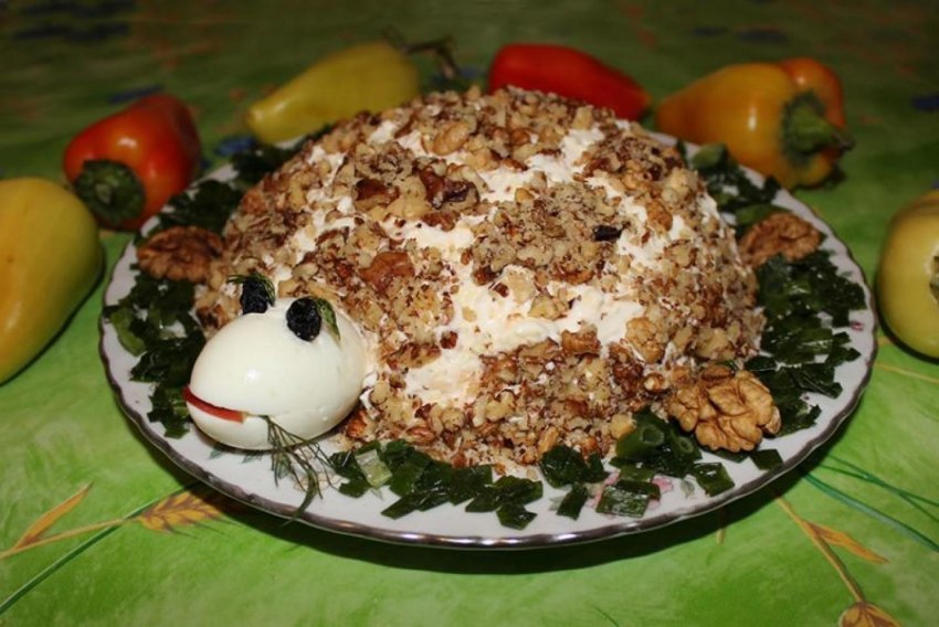 Салат черепаха с курицей с грецкими орехами