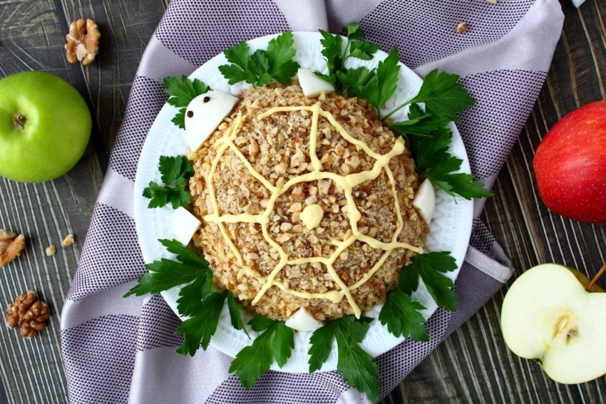 Салат черепаха с рыбными консервами и черносливом