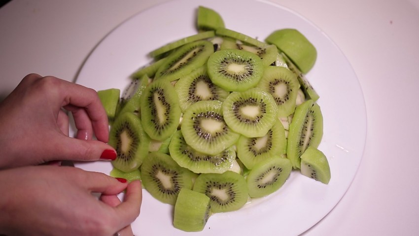 Салат черепашка с курицей и грецкими орехами и черносливом
