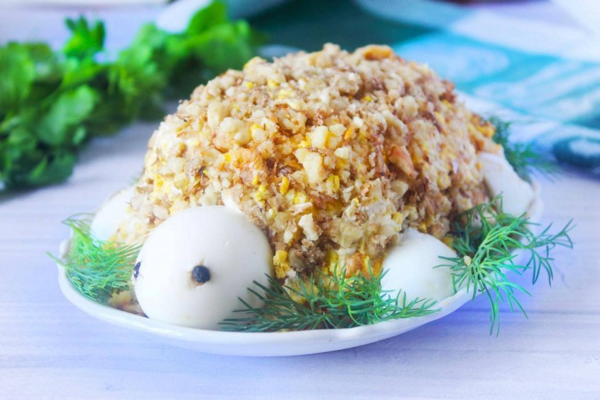 Салат черепашка с черносливом и грецкими орехами