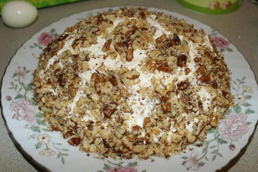 Салат черепашка с курицей и грецкими орехами и яблоками и черносливом