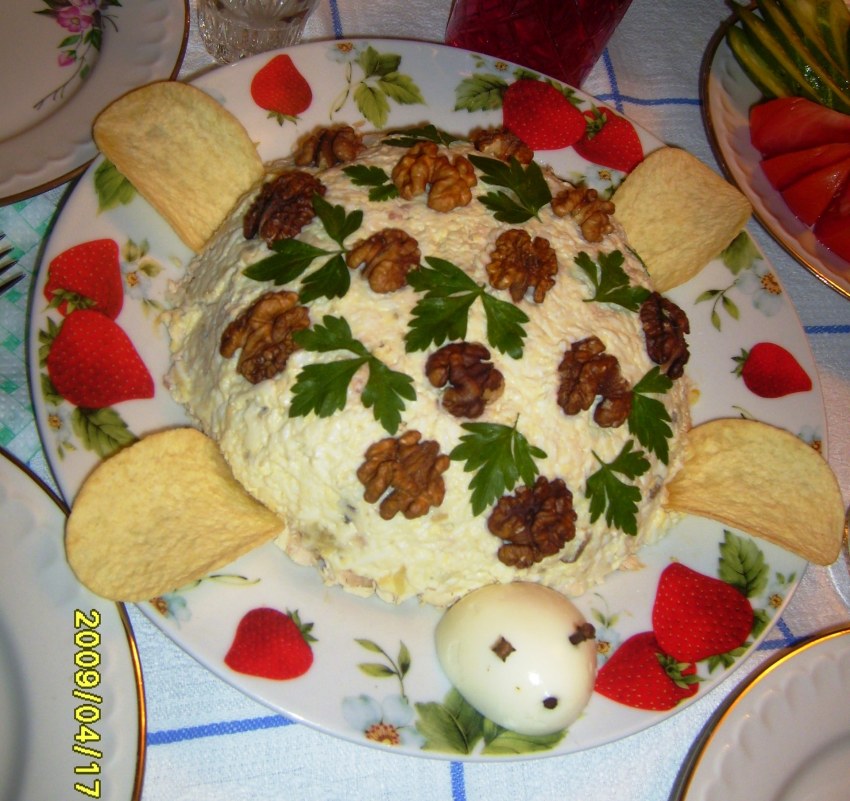 Салат с черносливом и грецкими орехами горками