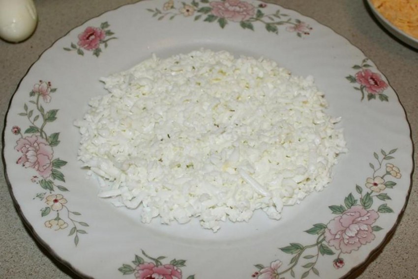 Салат черепаха с яичными блинчиками
