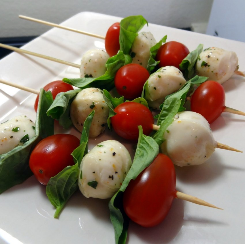 Канапе с черри и брынзой