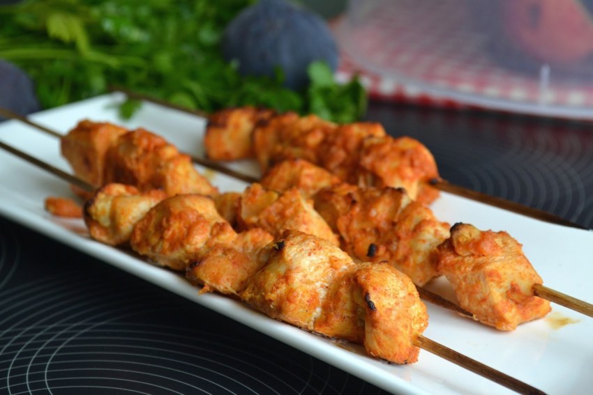 Куриные шашлычки на шпажках