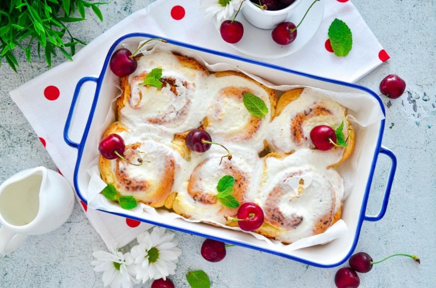 Булочки в сметанной заливке