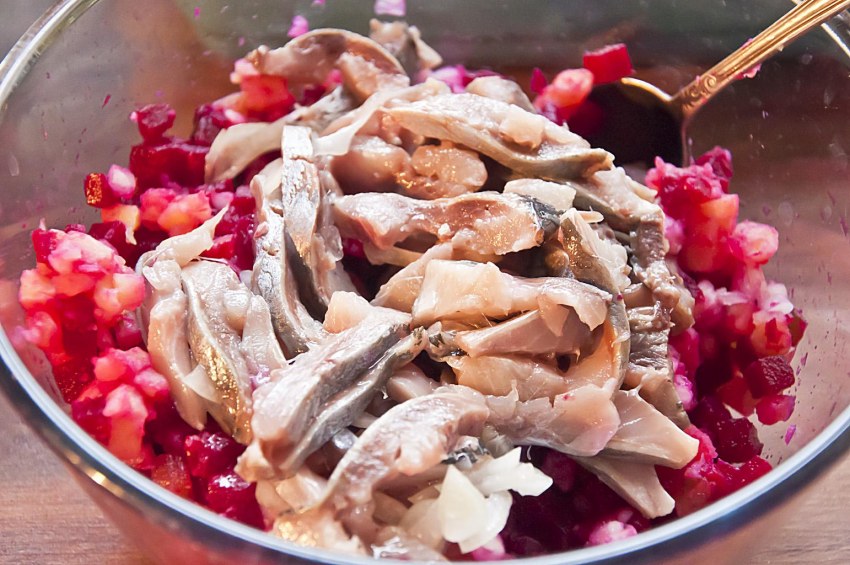 Салат с селедкой и кукурузой