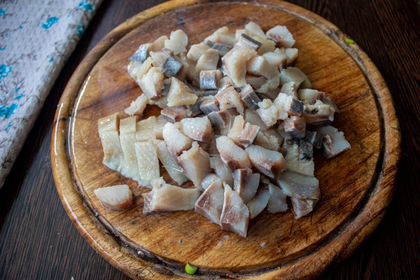 Белковый салат с селедкой и фасолью