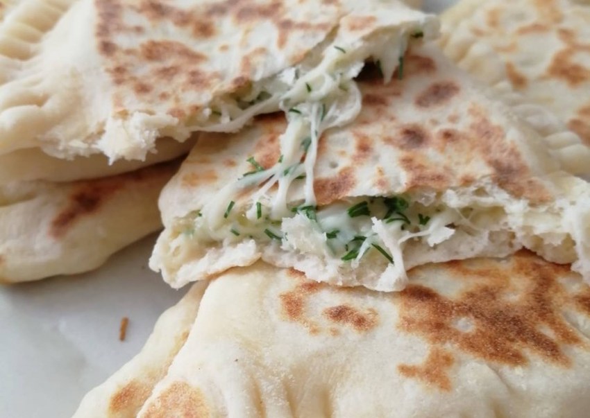 Лепешки с сыром и чесноком на сковороде