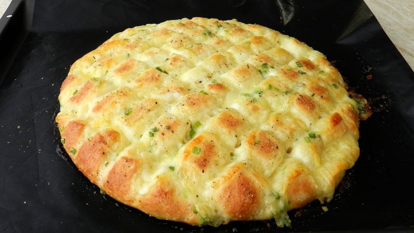 Лепешка с сыром и чесноком