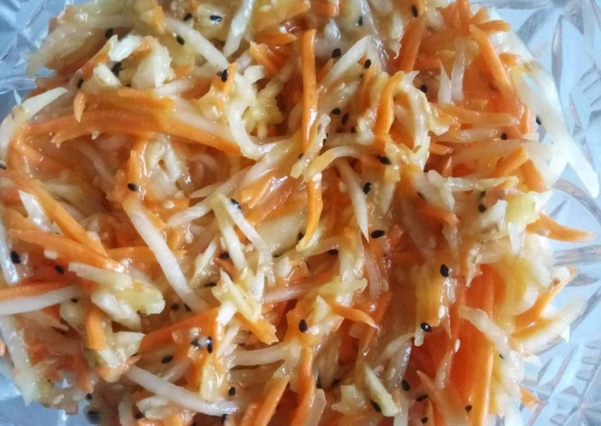 Салат из дайкона с морковью и яблоком