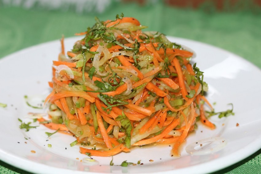 Салат из корня сельдерея и моркови
