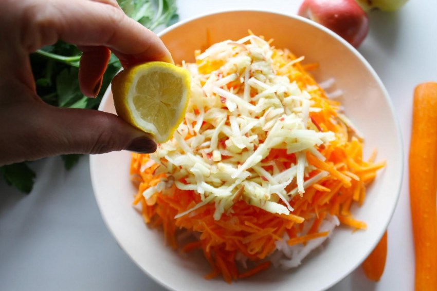 Салат из дайкона с морковью и яблоком
