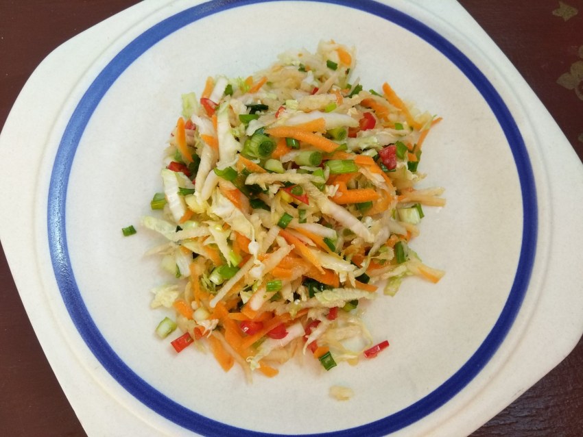 Салат с яблоком и орехами