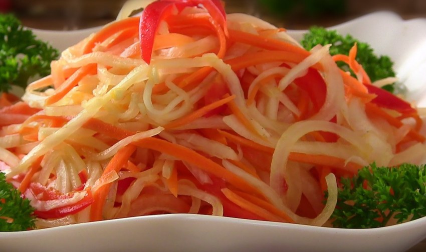 Салат с редькой дайкон и огурцом