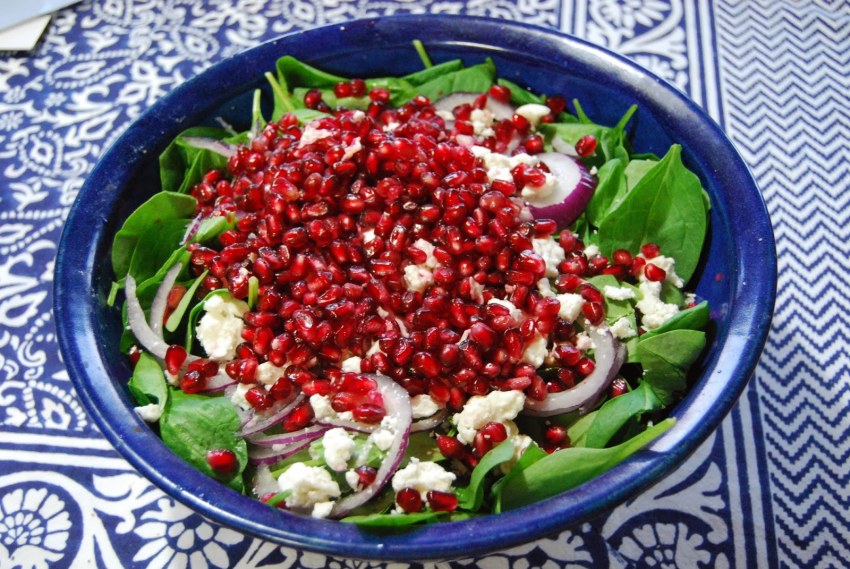 Салат с гранатом и орехами