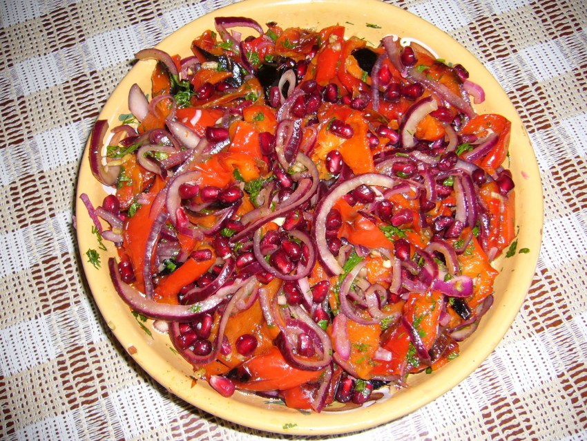 Салат с луком и гранатом