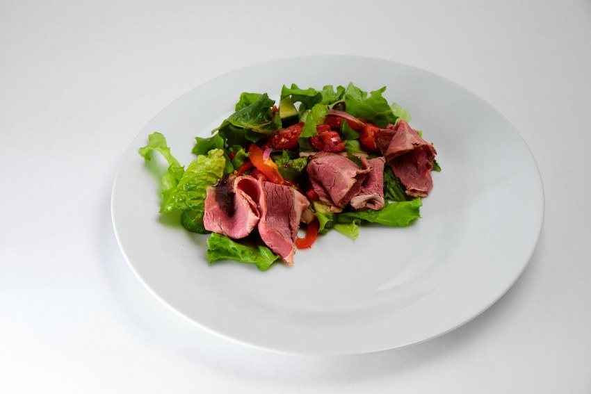 Салат с гранатом и копченой курицей