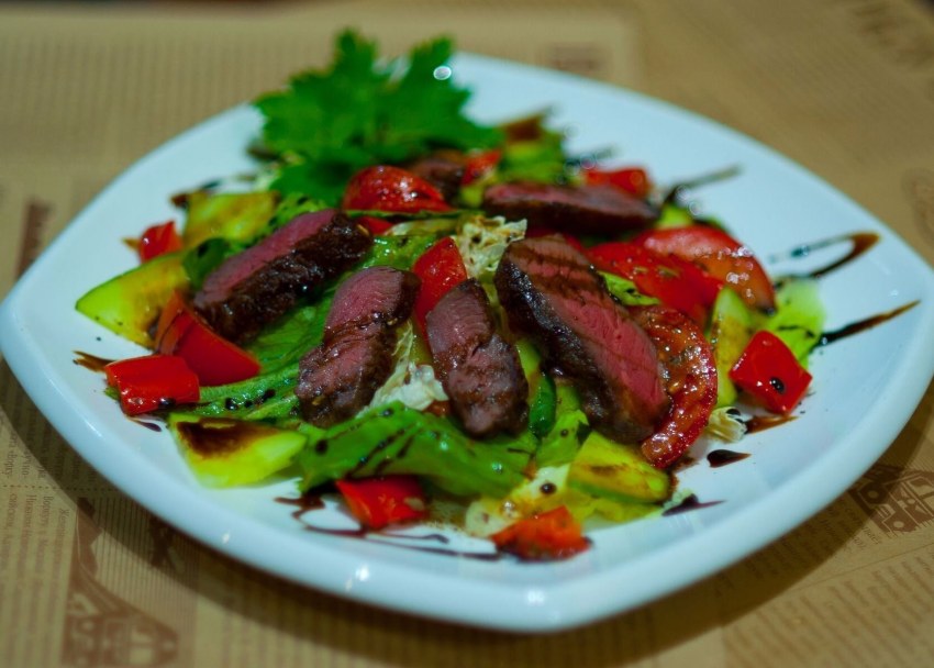 Салат с куриной печенью и гранатом