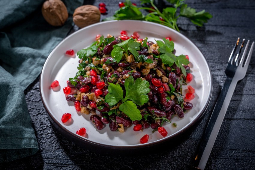 Салат с гранатом и курицей и грецкими орехами