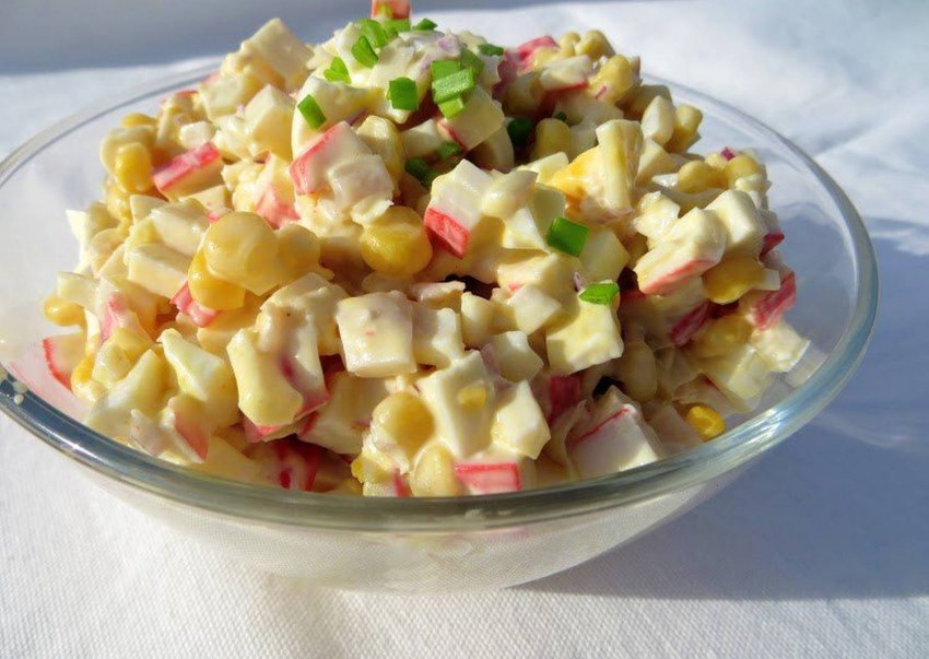 Салат из кальмаров и крабовых палочек