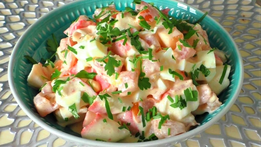 Салат с морепродуктами и крабовыми палочками