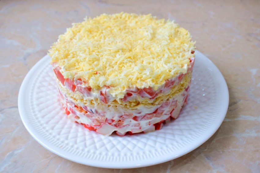 Салат с красной рыбой и крабовыми палочками слоями