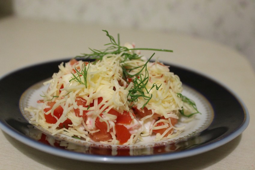 Салат морской с креветками и кальмарами и крабовыми палочками