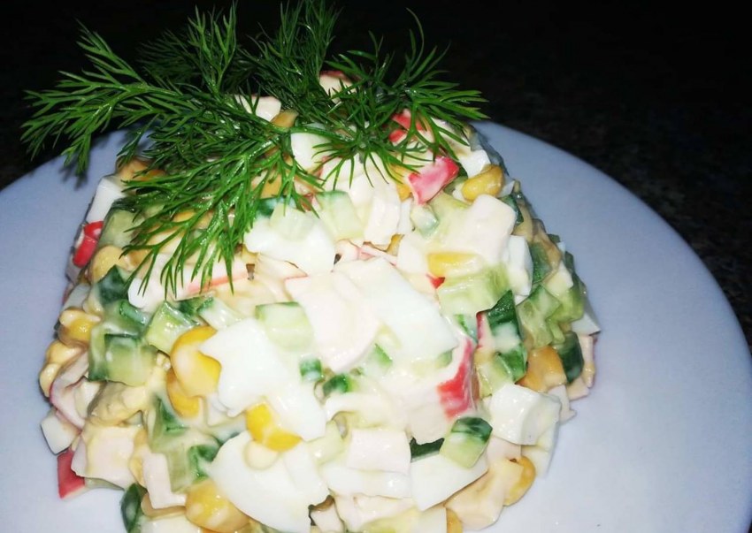 Салат с киви и крабовыми палочками