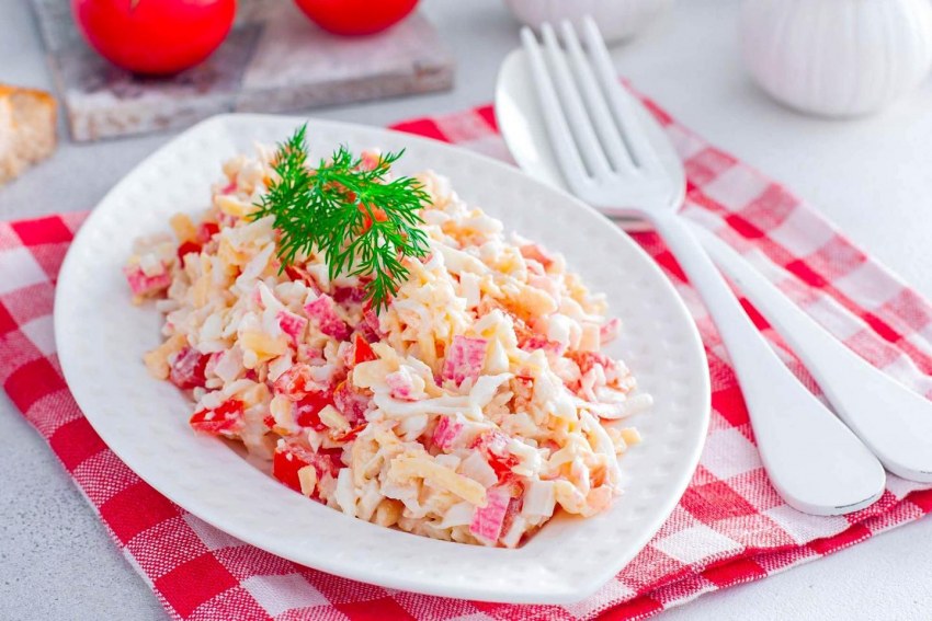 Салат кучками с крабовыми палочками