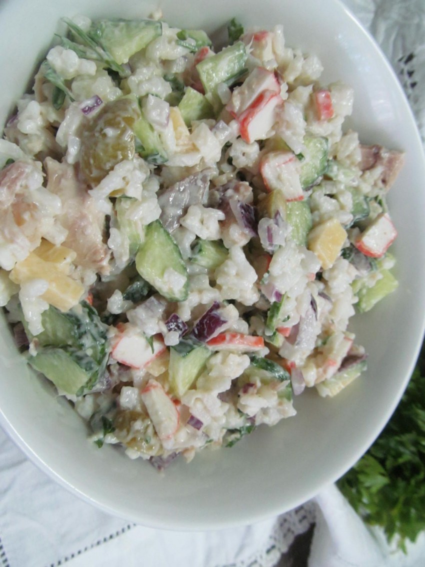 Салат с морепродуктами и крабовыми палочками