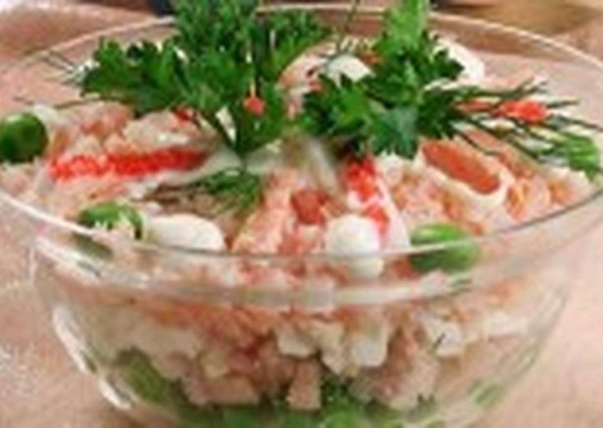 Салат с горбушей и крабовыми палочками