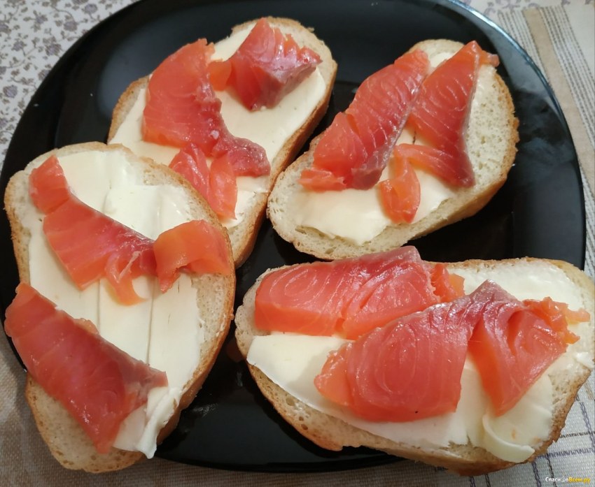Бутерброды с фетаксой и красной рыбой