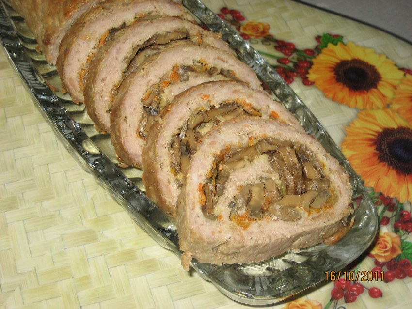 Фаршированная свиная вырезка с черносливом и орехами