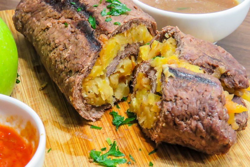 Рулет из куриной грудки с черносливом