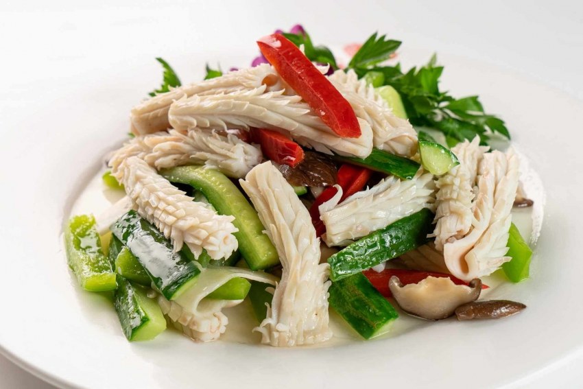 Салат с кальмарами и морской капустой