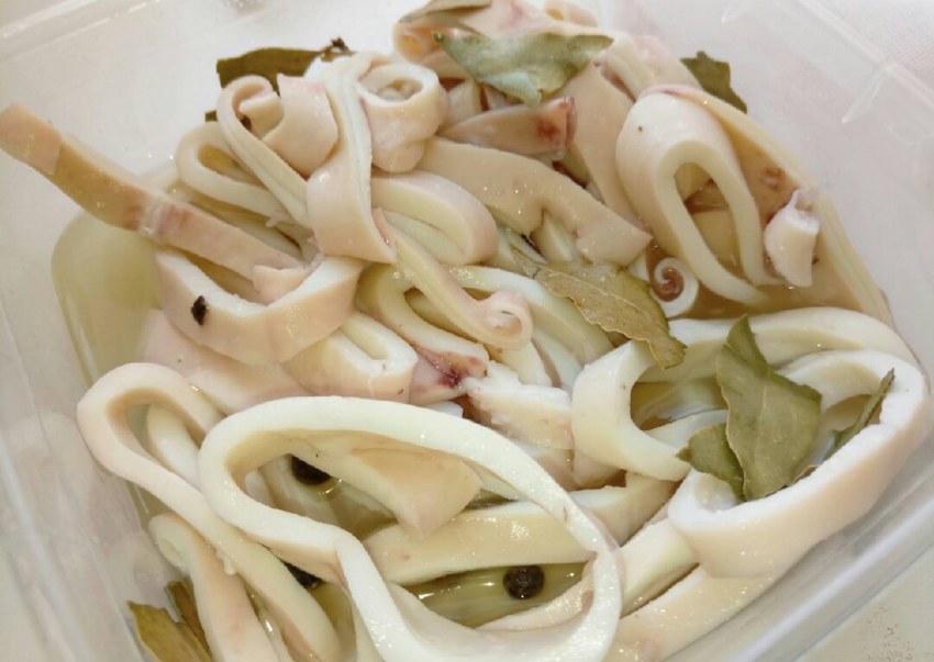 Салат с жареными кальмарами