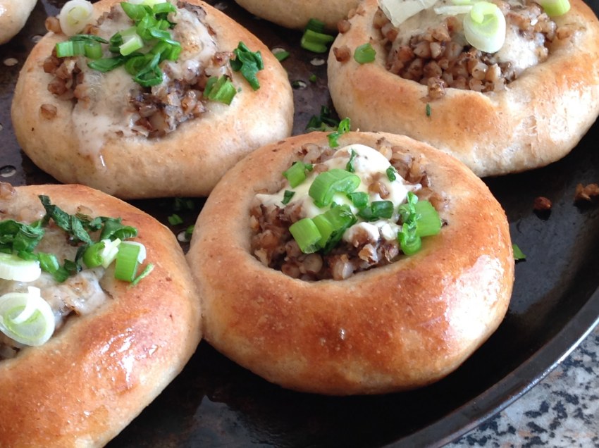 Пирожки с луком и яйцом в масле