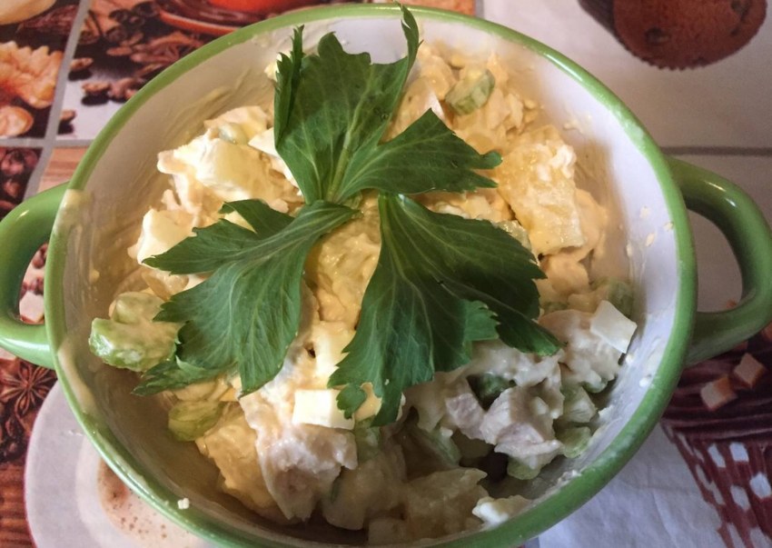 Салат с курицей и ананасами и сельдереем