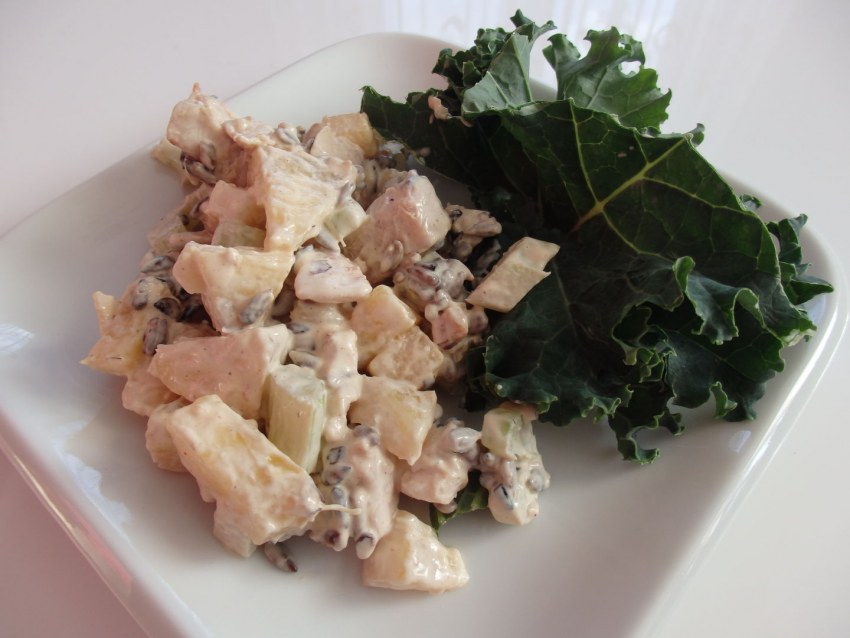 Салат с курицей и ананасами и сельдереем