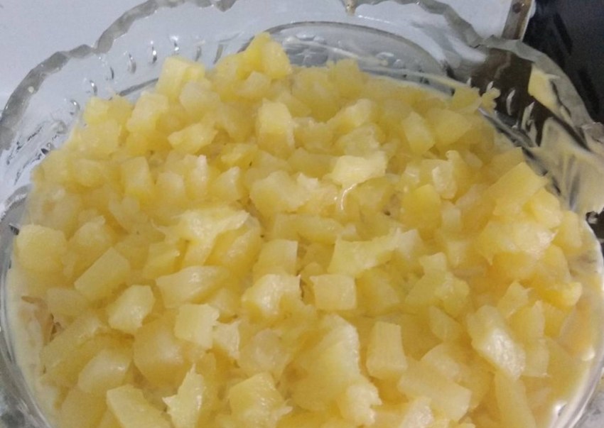 Салат с курицей и ананасами и сельдереем