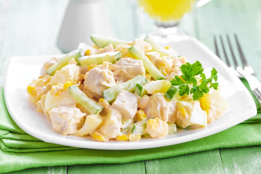 Салат с сельдереем и яблоком и сыром и чесноком