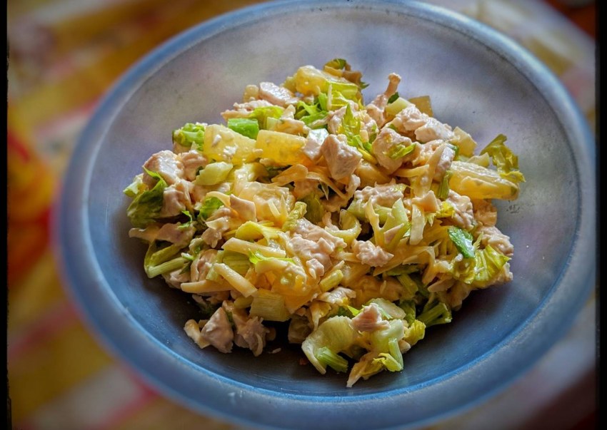 Салат с сельдереем и ананасом