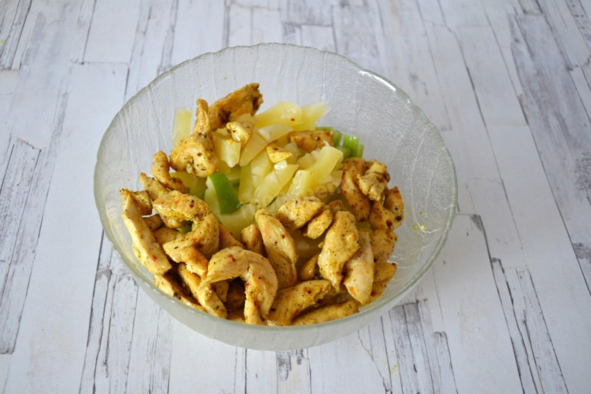 Салат с курицей ананасом и яблоком