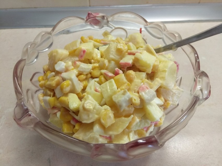 Салат карри с курицей и ананасами