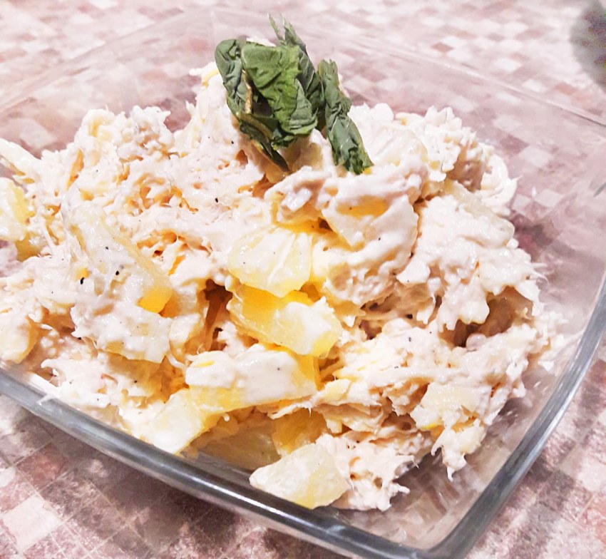 Салат с копченой курицей и сельдереем